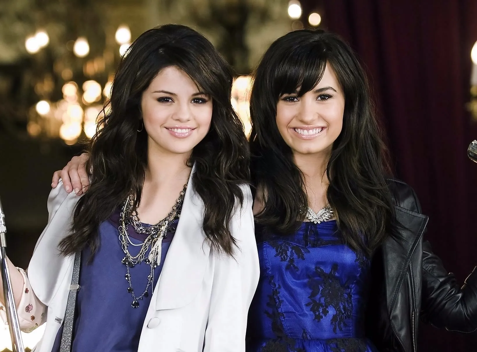 Demi disebut bakal mengajak temannya untuk jadi bintang tamu spesial. Jadi penasaran? @fanpop.com