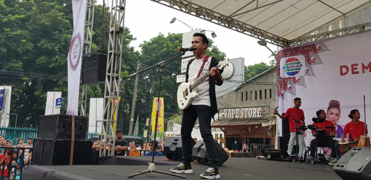 Fildan DA tampil dengan bermain gitar. (credit: Indosiar)