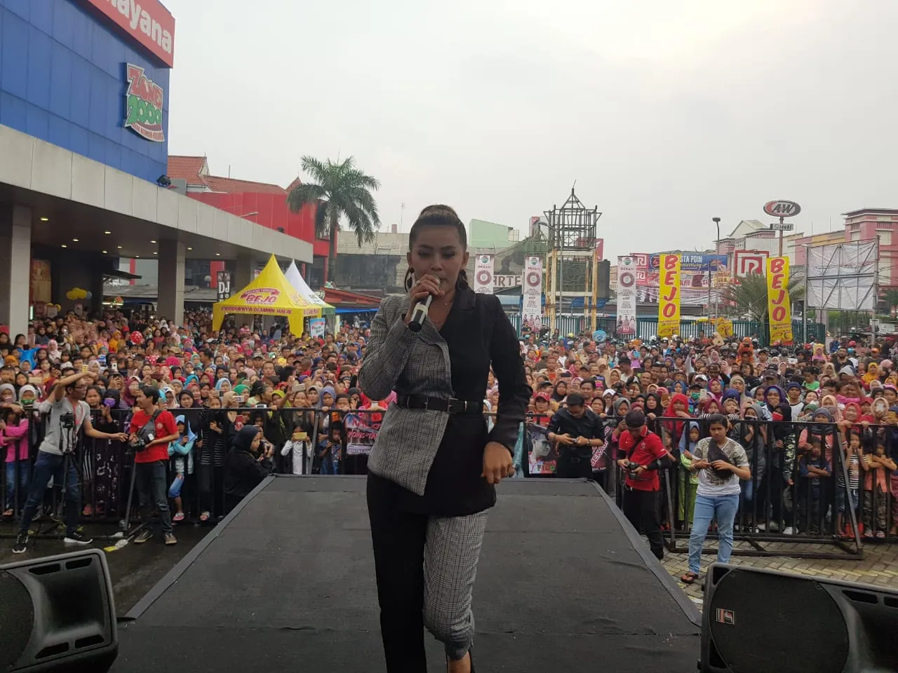 Dila DA tampil sebagai pembuka Demam LIDA 2019 Kota Bekasi (credit: Indosiar)