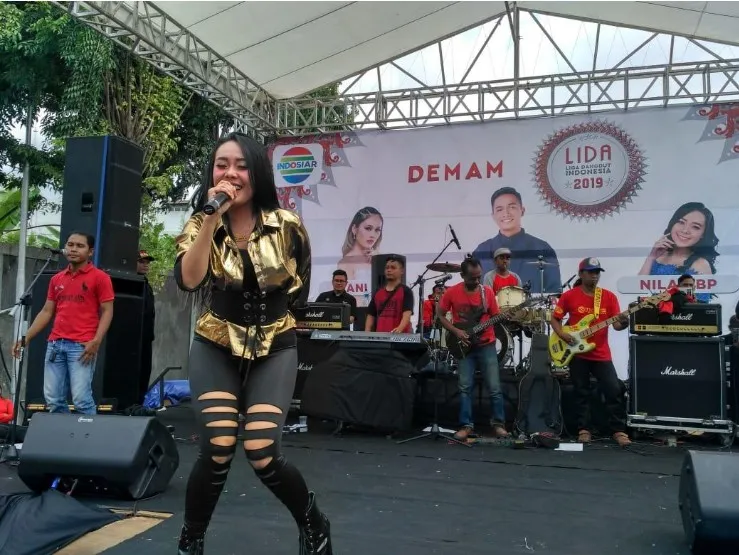 Menutup Aksi Panggung