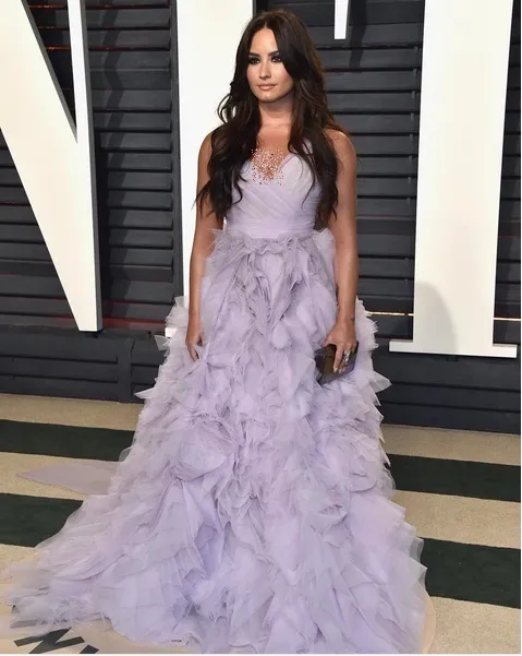 Dalam balutan gaun warna ungu, Demi Lovato menghadiri acara Oscar 2017. /©instagram.com/ddlovato
