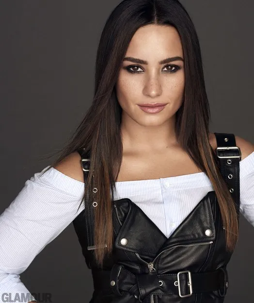Demi Lovato sindir Taylor Swift di wawancara terbarunya © Glamour Magazine