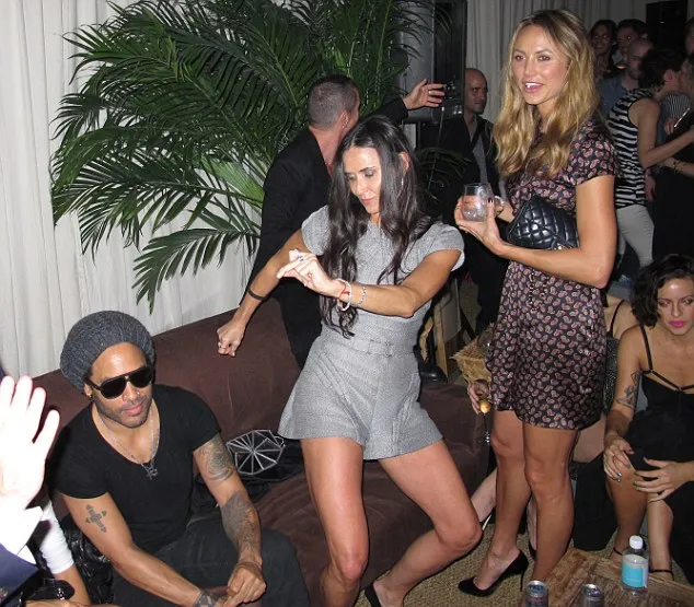 Demi Moore sedang berjoged @ dailymail.co.uk