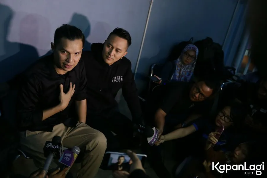 Demian dan Edison sempat berdiskusi kepada istri masing-masing mengenai aksi DEATH DROP yang akan dilakukannya lagi (credit: kapanlagicom/Agus Apriyanto)