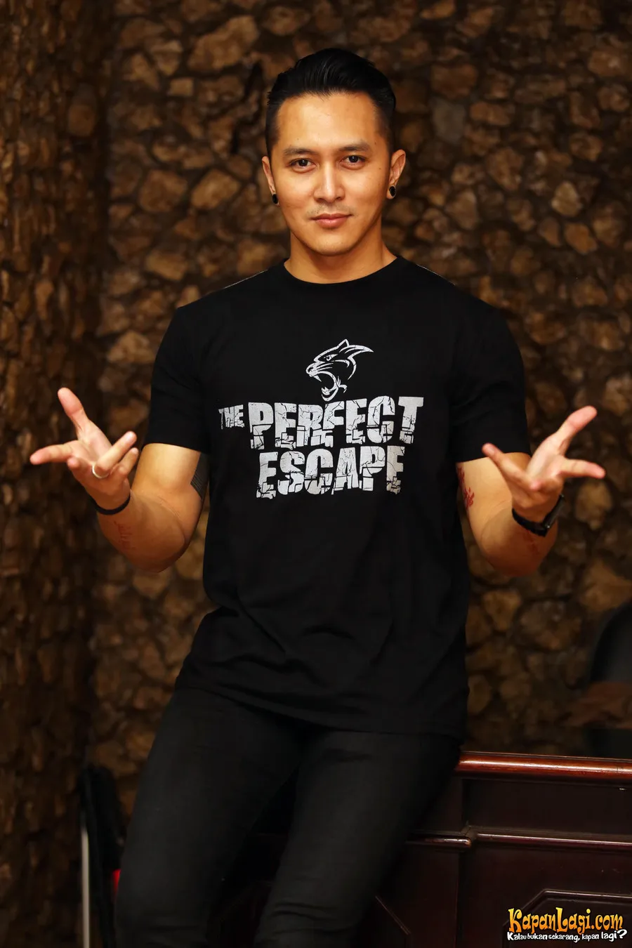 Di hari ulang tahun perkawinan, Demian membuat senewen sang istri dengan rencana aksi radikal. ©KapanLagi.com®/Budy Santoso