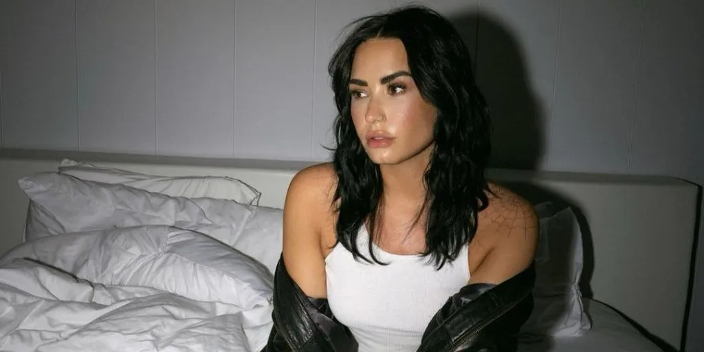 Demi Lovato & Daisy Jones & The Six - Let Me Down Easy