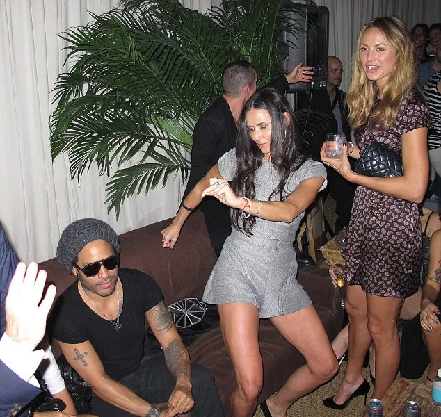 Tingkah Gila Demi Moore di pesta @ dailymail.co.uk
