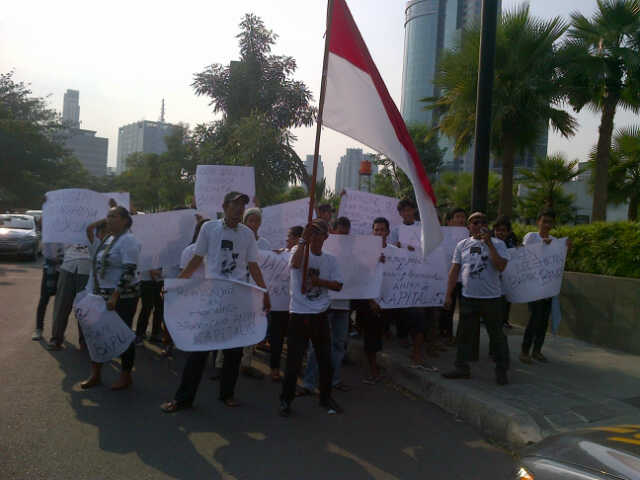 Massa yang dibawa Didi Marhadhika untuk memprotes film 'SOEKARNO'.