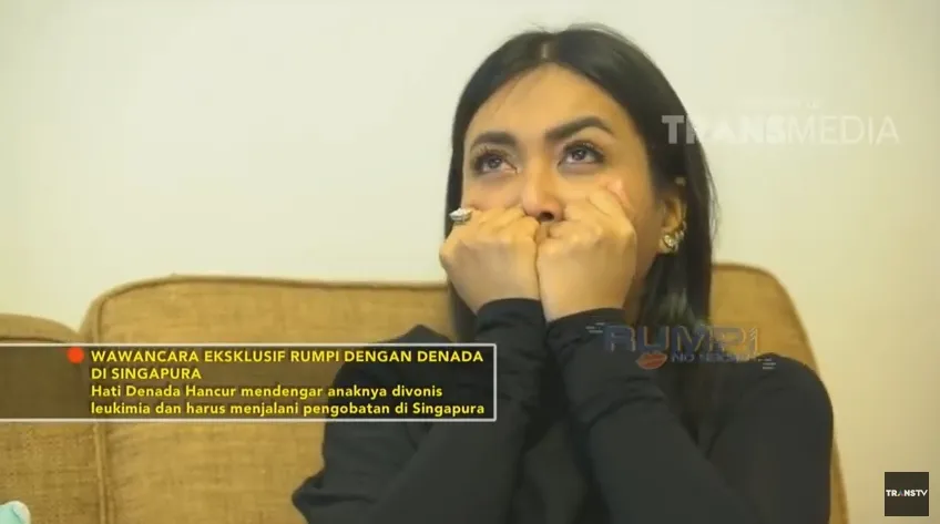 Denada menangis mengisahkan penyakit Shakira ©youtube/transtvofficial
