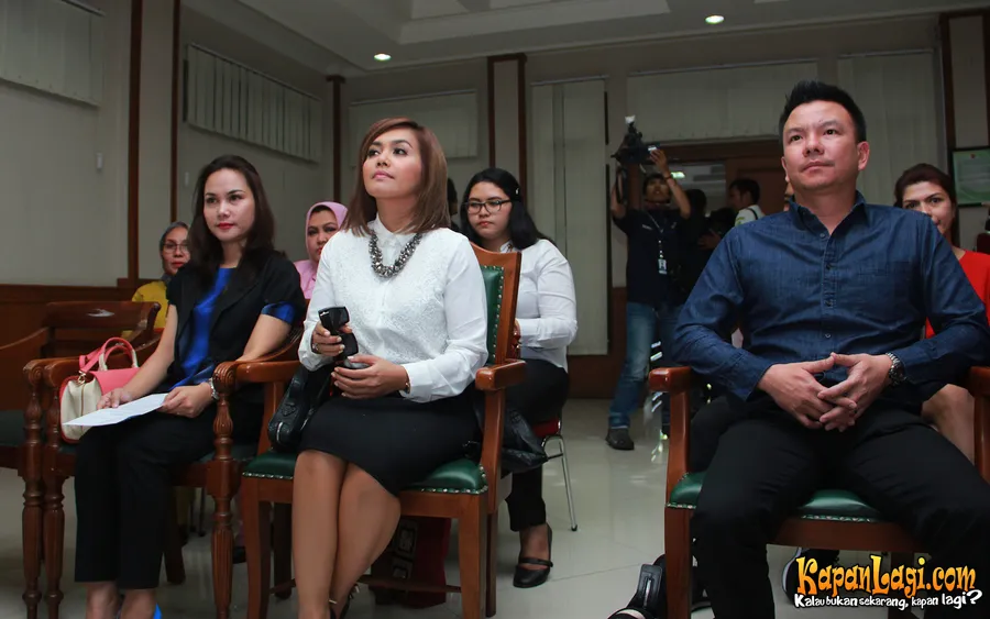 Denada - Jerry Aurum nampak tegang jalani sidang perceraian pertamanya/©Kapanlagi.com®/M. Akrom Sukarya