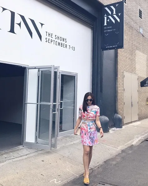 Gaya Dena saat berada di event NYFW. /©instagram.com/denarachman