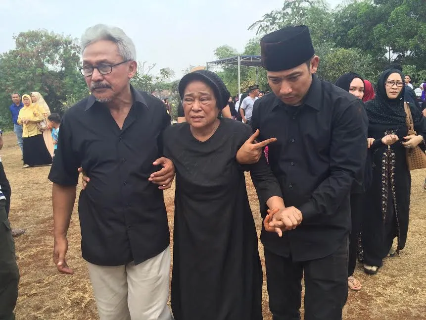 Suasana pemakaman ayah Deni Cagur hari ini, Sabtu (8/8). ©KapanLagi.com/Fikry Alfi Rosyadi