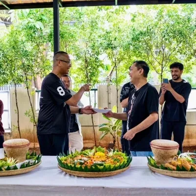 Denny Siregar dan Rudi Soedjarwo Reunian, Kolaborasi untuk Sebuah Judul Film Baru!