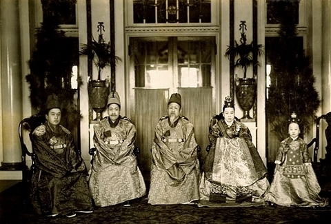 Joseon Imperial Family: Crown Prince Youngchin, Emperor Sunjong, King Gojong, Queen Sunjeong, Princess Deokhye © Courtesy of the National Palace Museum of Korea