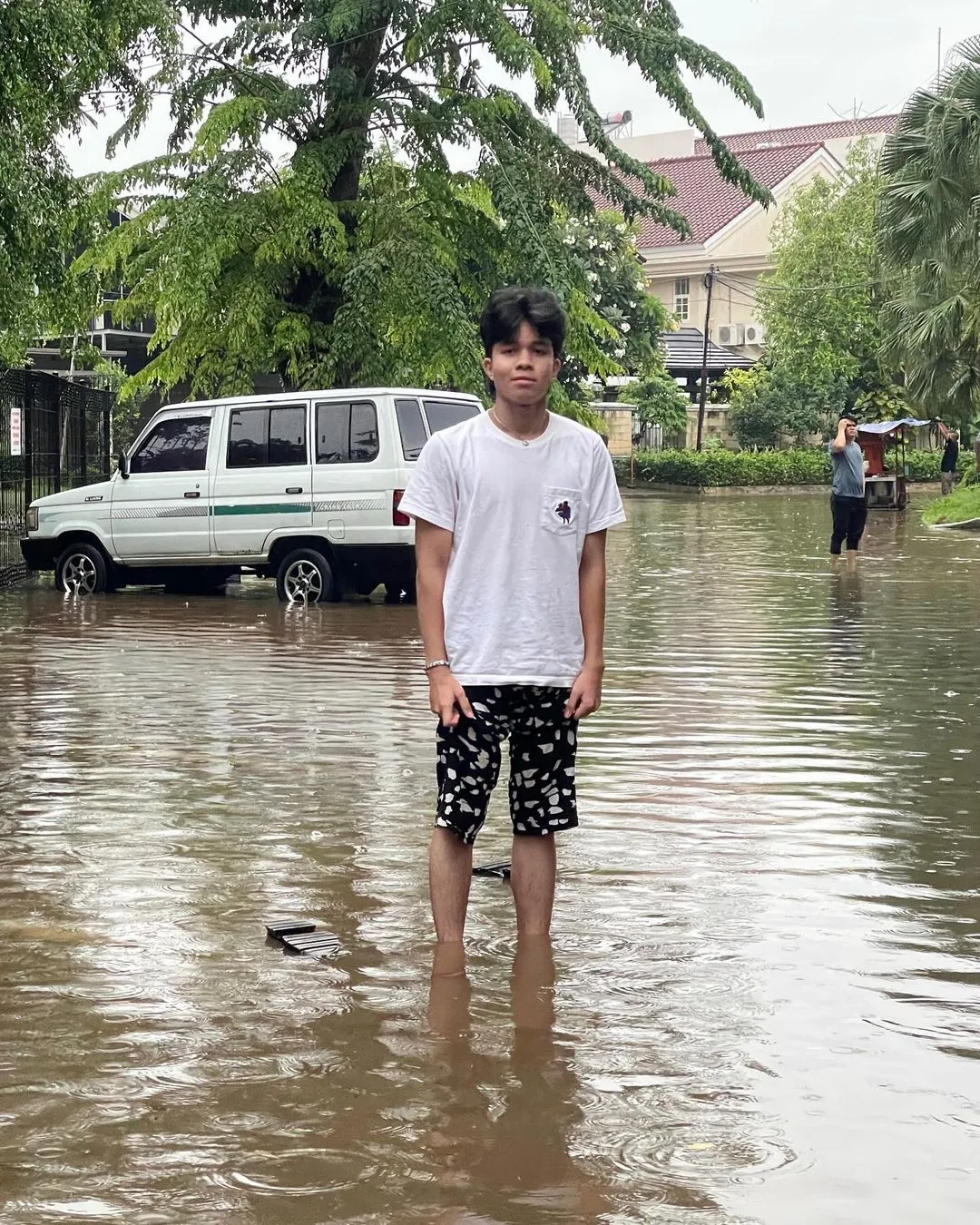 Potret Fateh Halilintar Perlihatkan Depan Rumahnya yang Kebanjiran (Credit: Instagram/fatehhalilintar)