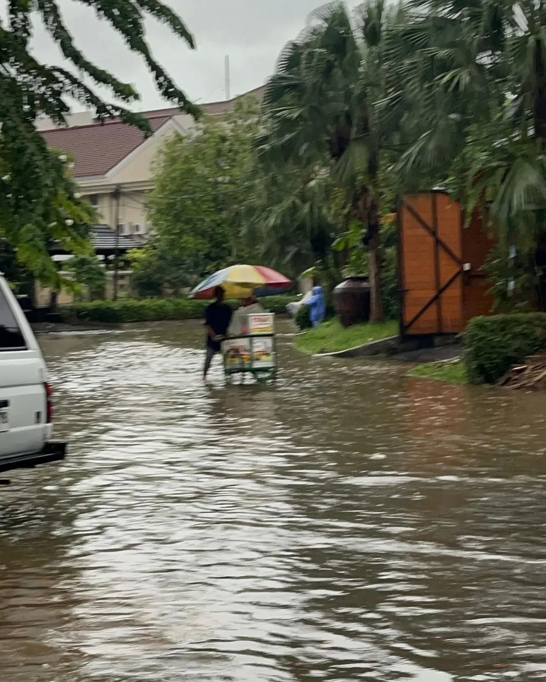Potret Fateh Halilintar Perlihatkan Depan Rumahnya yang Kebanjiran (Credit: Instagram/fatehhalilintar)