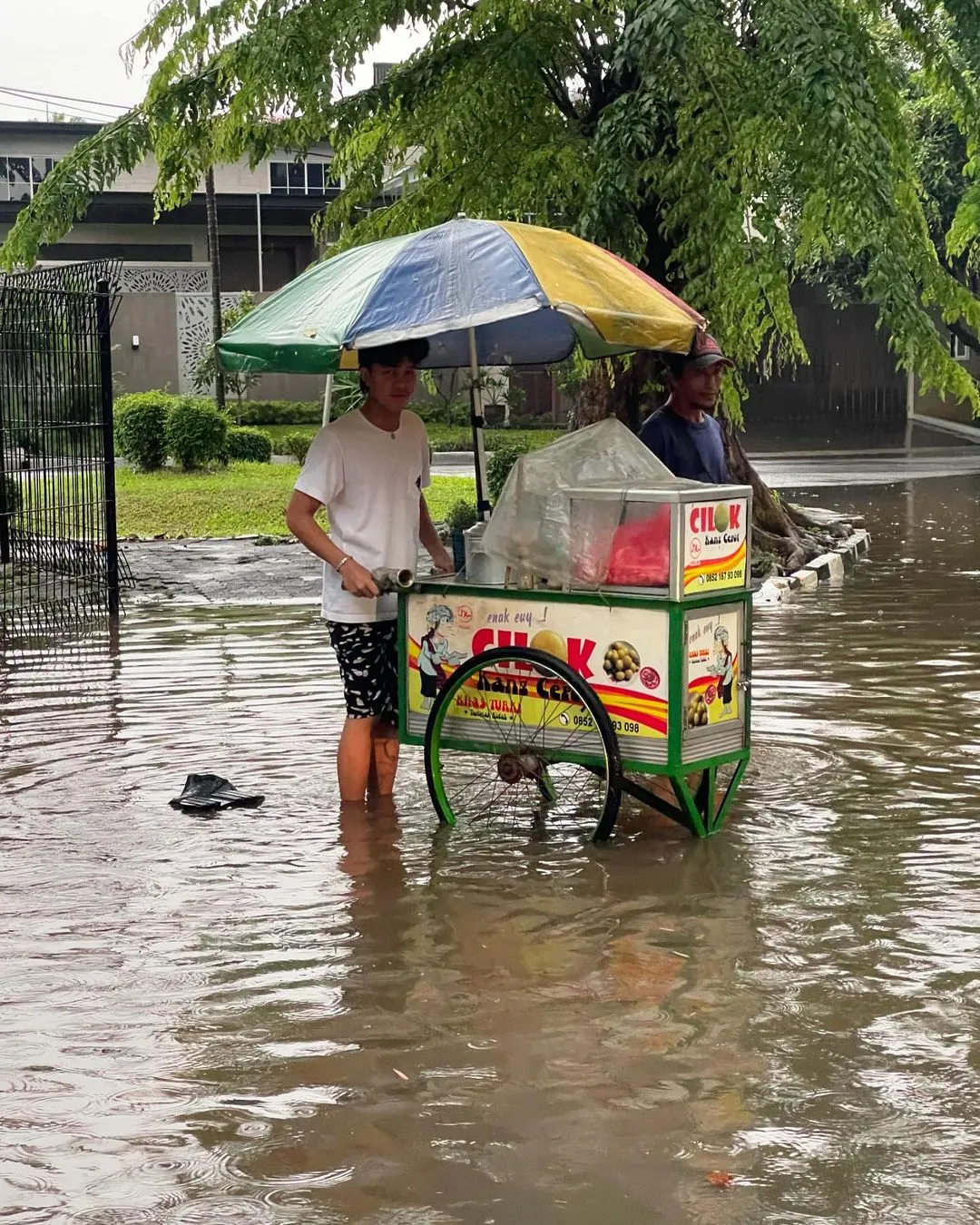 Potret Fateh Halilintar Perlihatkan Depan Rumahnya yang Kebanjiran (Credit: Instagram/fatehhalilintar)