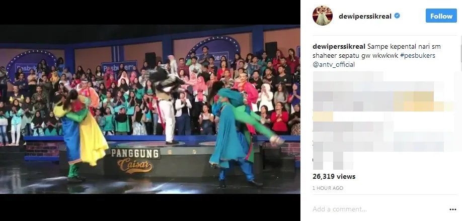 Inilah adegan terlepasnya sepatu Depe ke udara ©instagram/dewiperssikreal