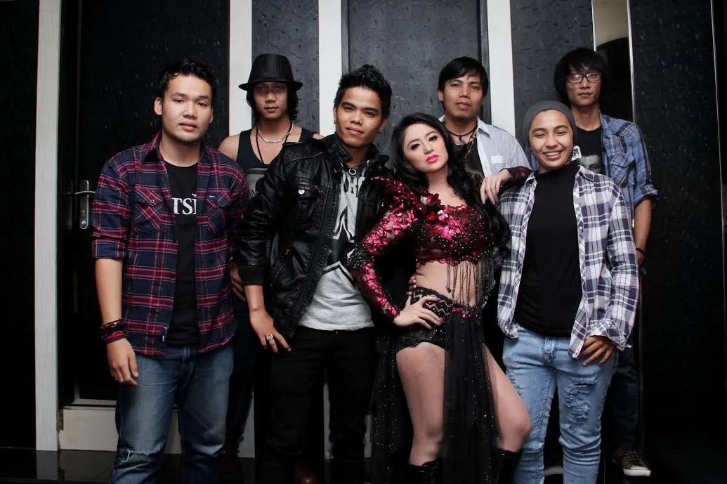 Dewi Perssik dan Iztambul Band ©KapanLagi.com®/Hendra Gunawan