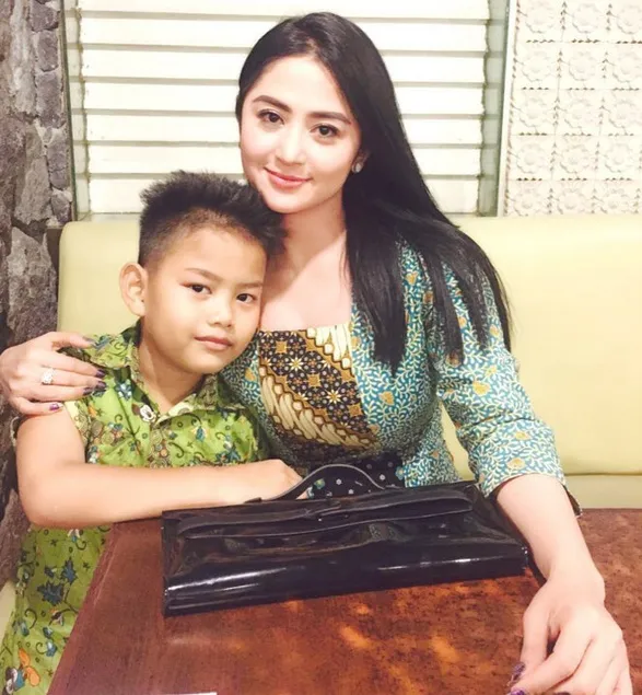 Depe tak mau putranya mendengar hal burung tentang sang ibu © instagram.com/dewiperssik16