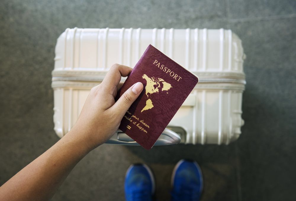 Illustration of a suitcase and passport. (c) Rawpixel/Depositphotos.com