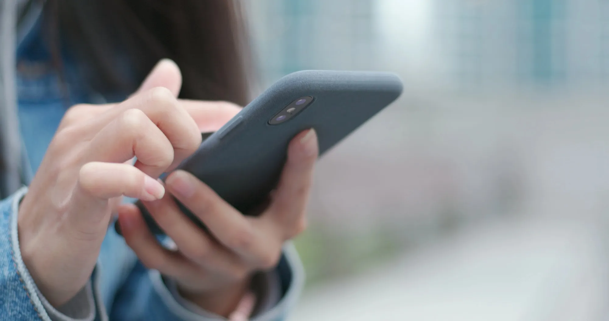 Ilustrasi perempuan mengecek smartphone. (c) leungchopan/Depositphotos