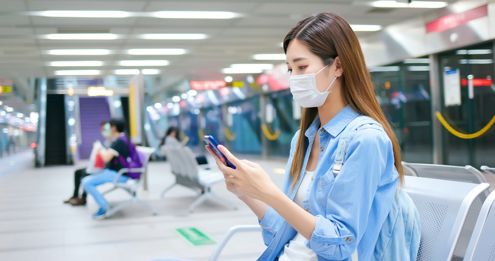 Illustration of a woman using a smartphone. (c) ryanking999/Depositphotos.com