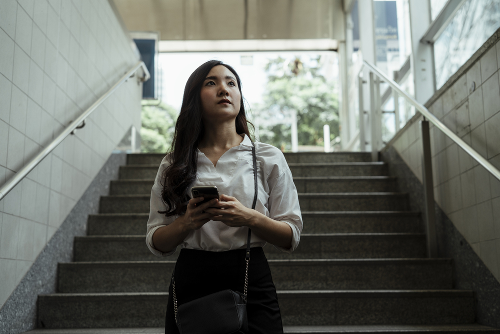 Illustration of a woman at the MRT station. (c) theshots.contributor@gmail.com/Depositphotos.com