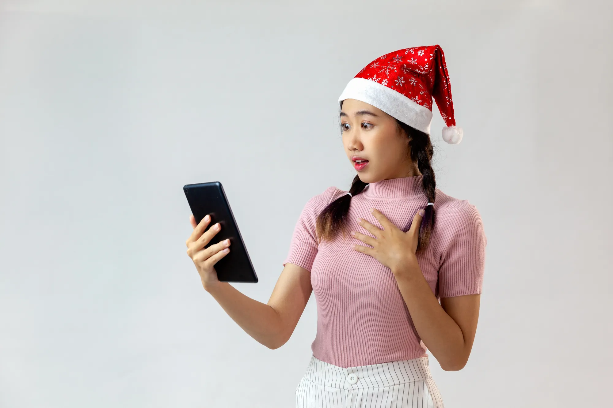 Ilustrasi seorang wanita yang terkejut dengan scam berkedok undian hadiah. ©CREATIVEWONDER/Depositphotos.com.