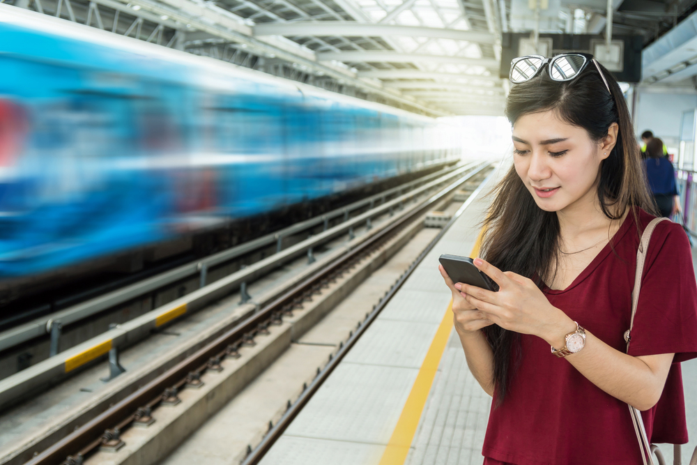 Ilustrasi perempuan di stasiun MRT. (c) Tzido/Depositphotos.com