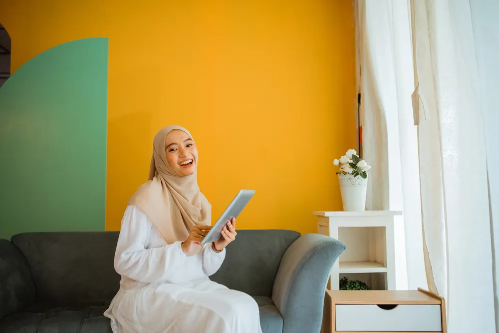 Ilustrasi perempuan berhijab belanja online. (c) odua/Depositphotos