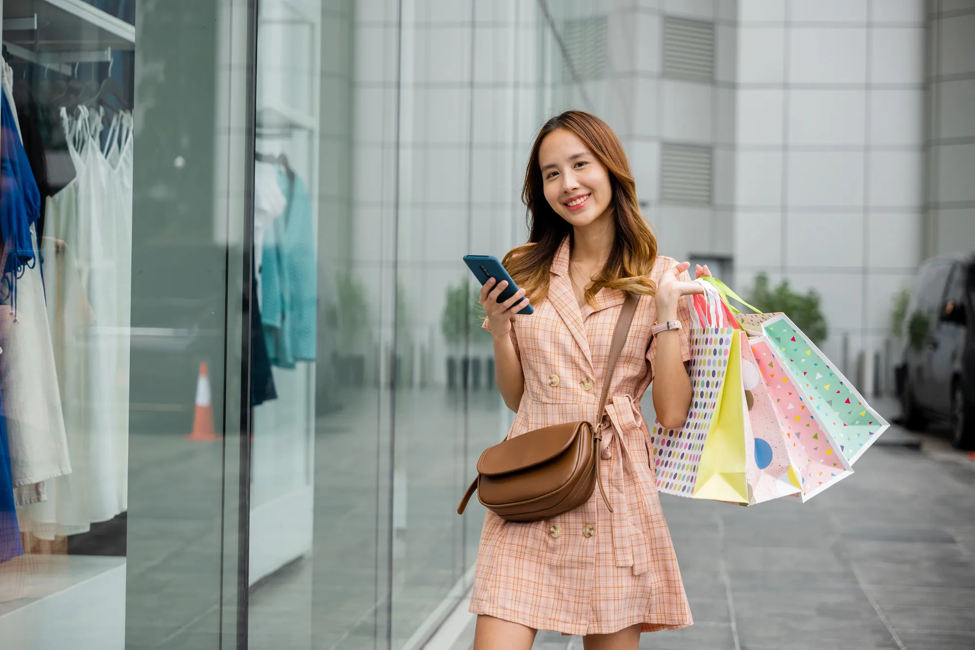 Seorang perempuan baru selesai belanja. (depositphotos.com/sorapopu@gmail.com)