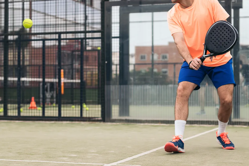 Ilustrasi bermain padel. (c) addictivestock/Depositphotos.com