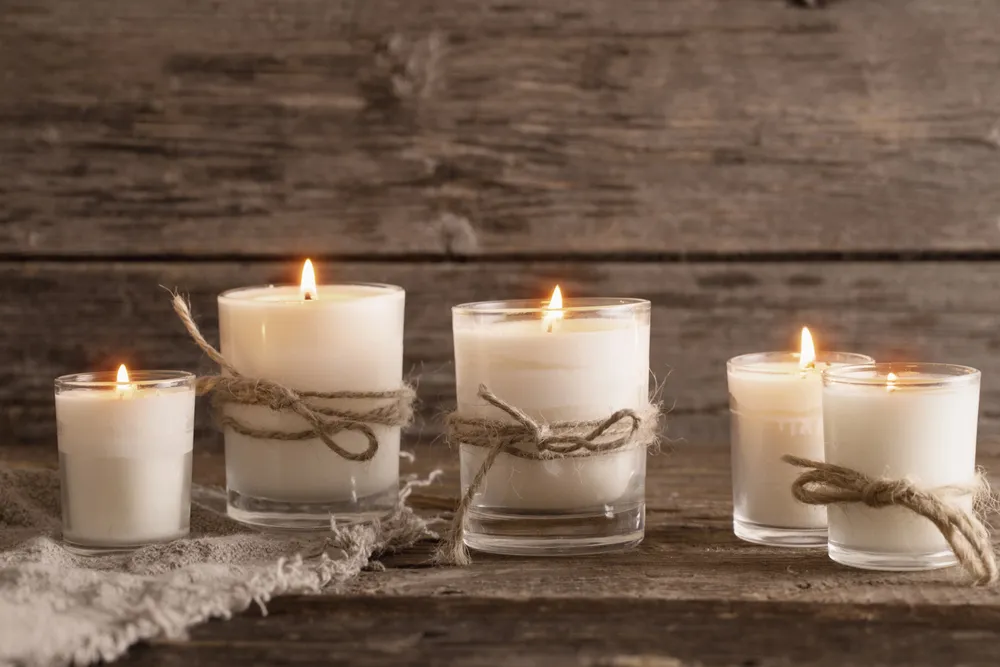 Ilustrasi lilin aromaterapi. (c) Kruchenkova/Depositphotos