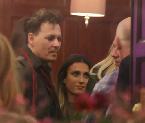 Inilah wanita yang selalu menemani Depp di pesta © dailymail.co.uk