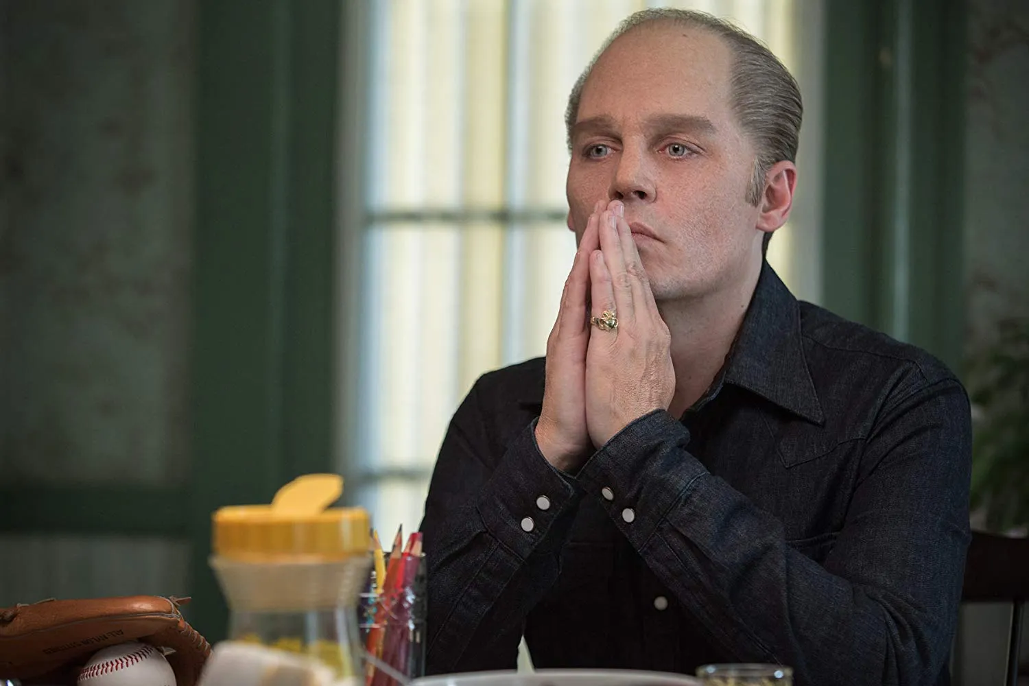 Johnny Depp berubah menjadi pria botak untuk film BLACK MASS © Warner Bros. Pictures