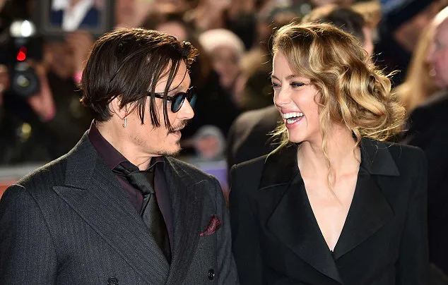 Depp dan Amber terlihat mesra dan baik-baik saja @ AFP
