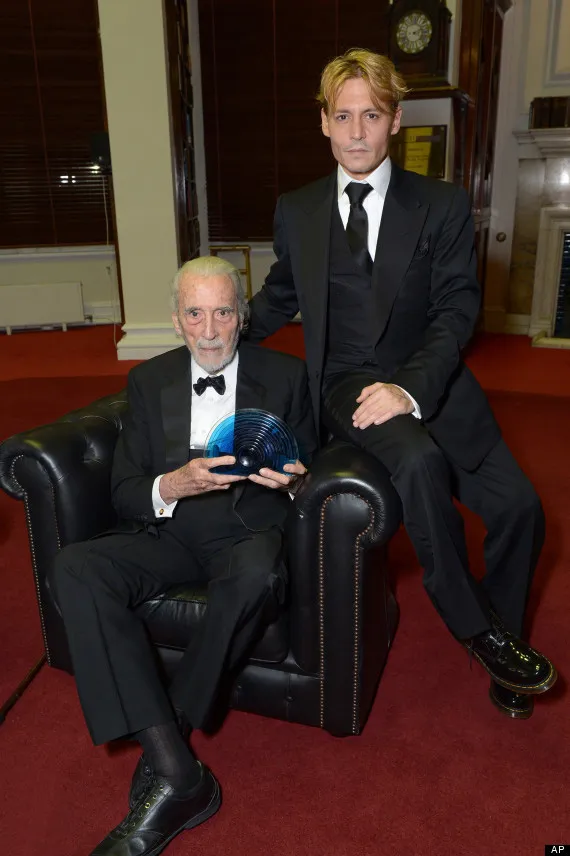 Johnny Depp dengan rambut blonde @ huffingtonpost.com