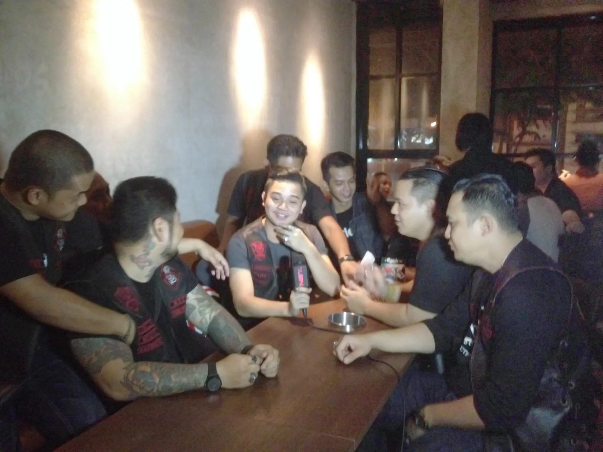 Derby Romero bersama anggota club motornya © KapanLagi.com/Fikri Alfi Rosyadi
