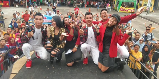 Berfoto dengan warga Kota Sidoarjo. (credit: Indosiar)