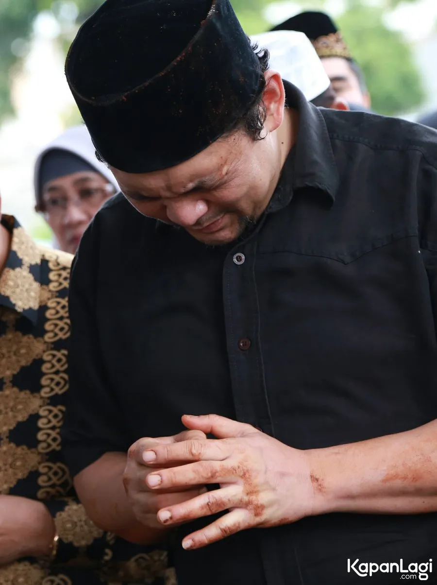Derry selalu setia menemani sang istri © KapanLagi.com®/Agus Apriyanto