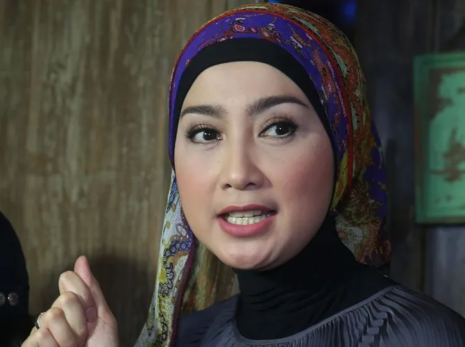 Menunggu bis ke lokasi syuting, Desy pun memutuskan untuk tidur di terminal. © KapanLagi.com/Agus Apriyanto