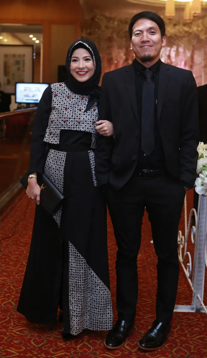 Desta dan Natasha lebih memanggil ustaz ke rumah untuk perdalam agama © KapanLagi.com/Muhammad Akrom Sukarya