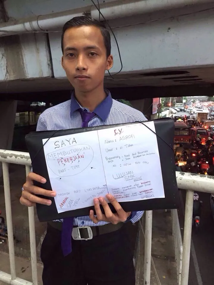 Asrofi, pencari kerja yang 'gila' dan viral setelah fotonya di jembatan layang beredar © twitter.com/cabbyjoey