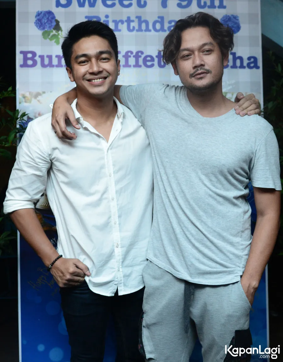 Bunda Iffet rupanya ngefans berat sama dua aktor ganteng ini/©KapanLagi.com®/Bayu Herdianto