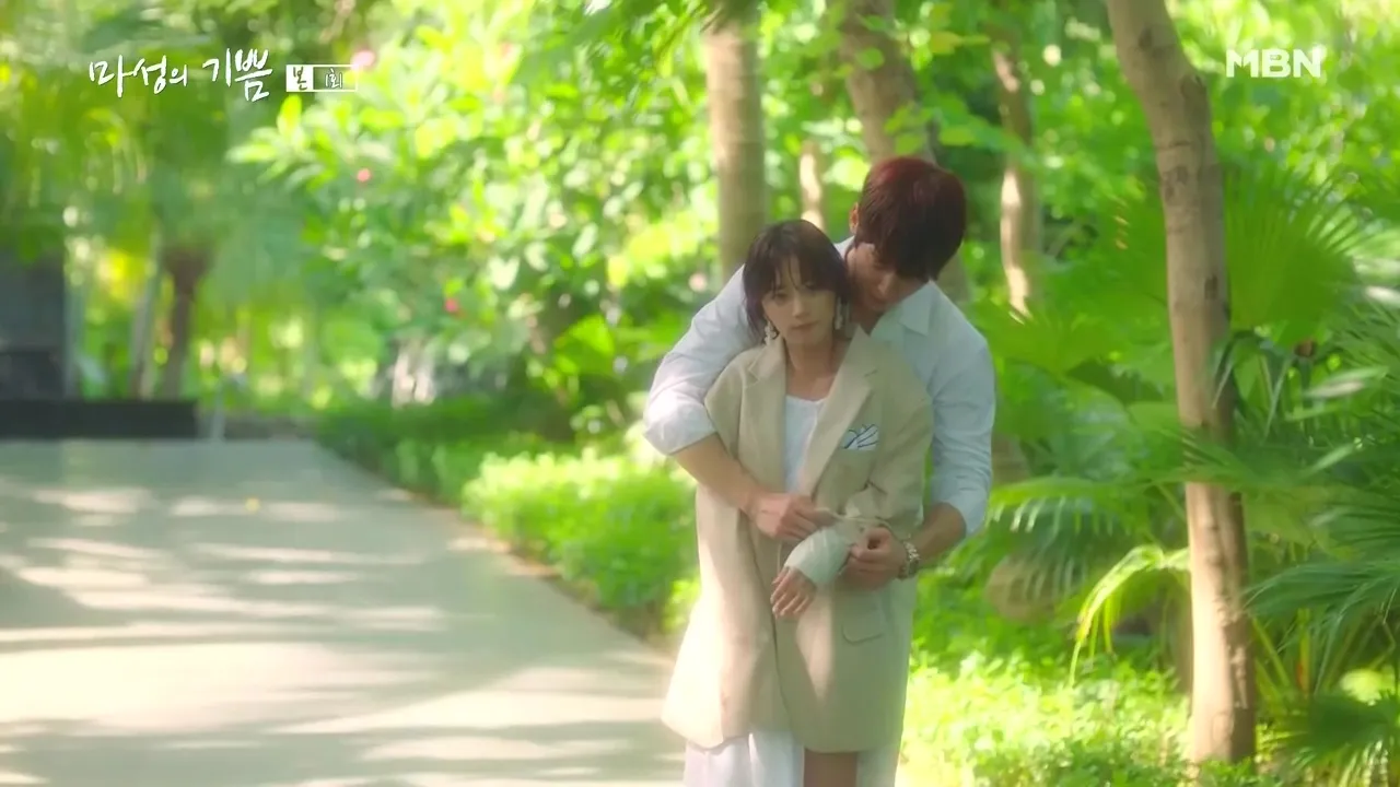 Di episode 1 Devilish Charm, Ma Sung memasangkan mantel untuk Gi Bbeum. Siapa yang nggak ikutan berdebar ya nggak? © MBN