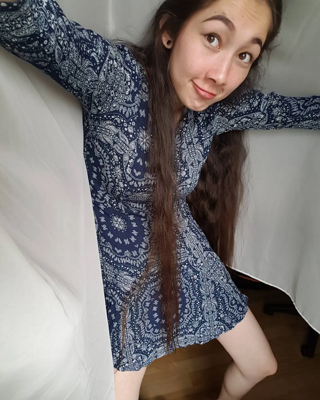 Devina Aureel dengan pose gokilnya di akun Instagram. ©Instagram/devinaureel