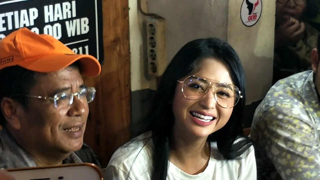 Dewi Perssik saat menemui Hotman Paris © KapanLagi.com/Akbar Prabowo Triyuwono