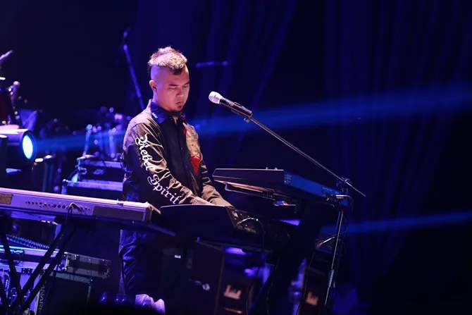 Ahmad Dhani saat manggung bersama Dewa 19 © KapanLagi.com/Agus Apriyanto