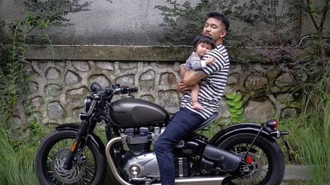 Salma dan Rio Dewanto kompak memakai kaos stripe (credit: instagram.com/riodewanto)